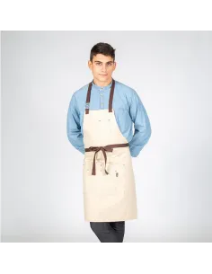 Delantal con peto beige con hebilla enlazada