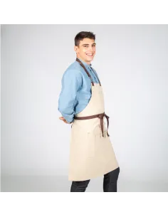 Delantal con peto beige con hebilla enlazada 2