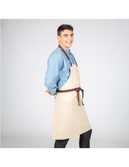 Delantal con peto beige con hebilla enlazada