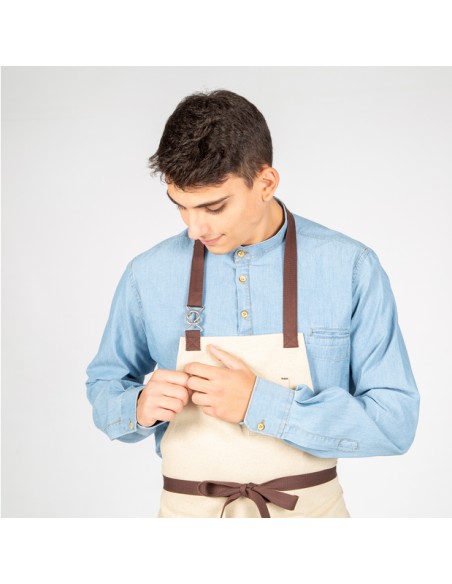 Delantal con peto beige con hebilla enlazada